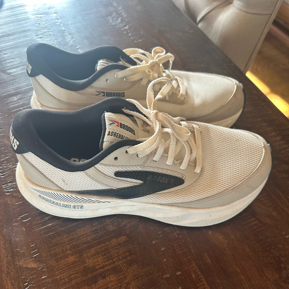 Brooks adrenaline 24 GTS in size 7.5!